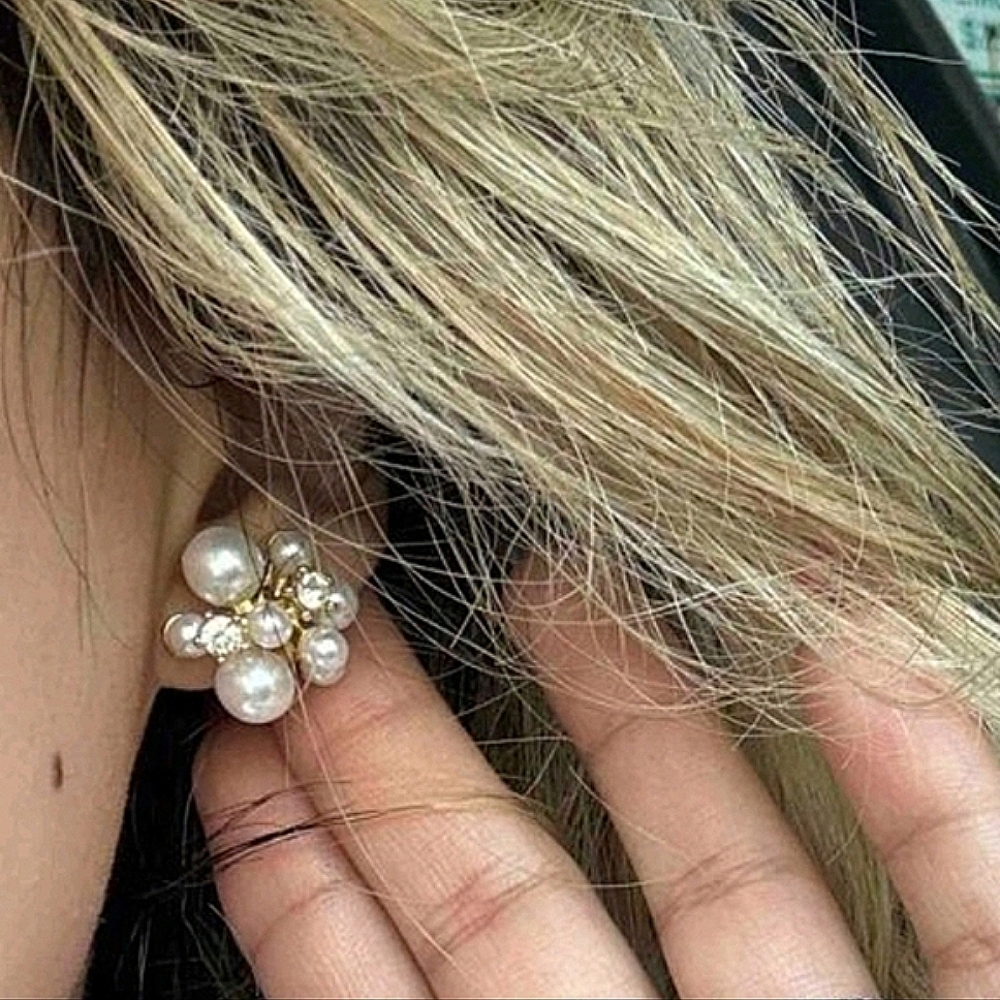 Pearl flower stud earrings; nwot